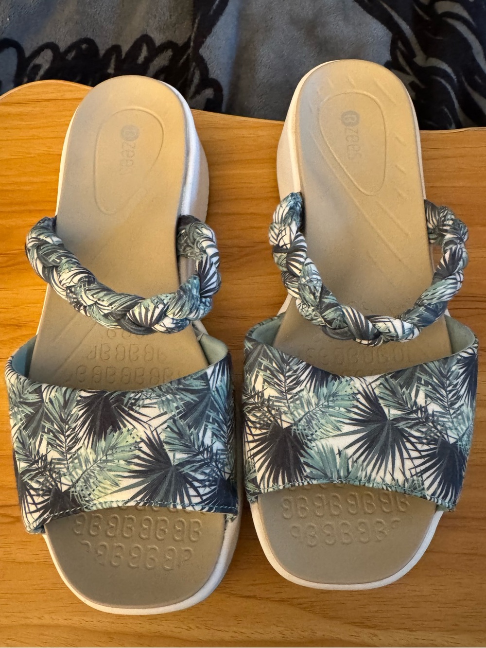 Bzees Wave Sandal EUC